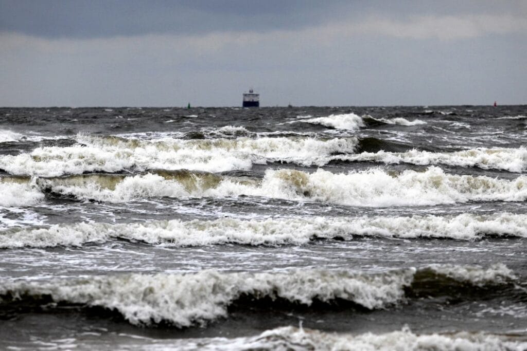 polonya da siddetli ruzgar ve baltik denizi nde firtina imgw uyariyor 15000
