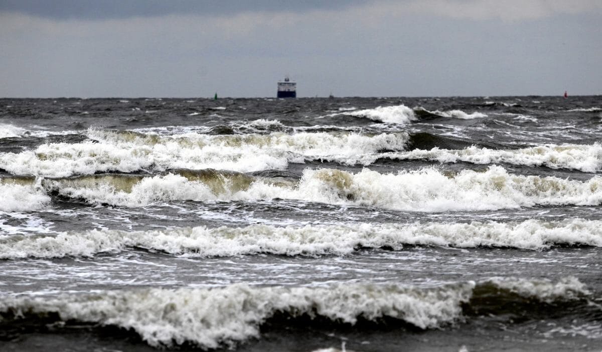 Polonya da siddetli ruzgar ve baltik denizi nde firtina imgw uyariyor 15000