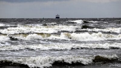 Polonya da siddetli ruzgar ve baltik denizi nde firtina imgw uyariyor 15000