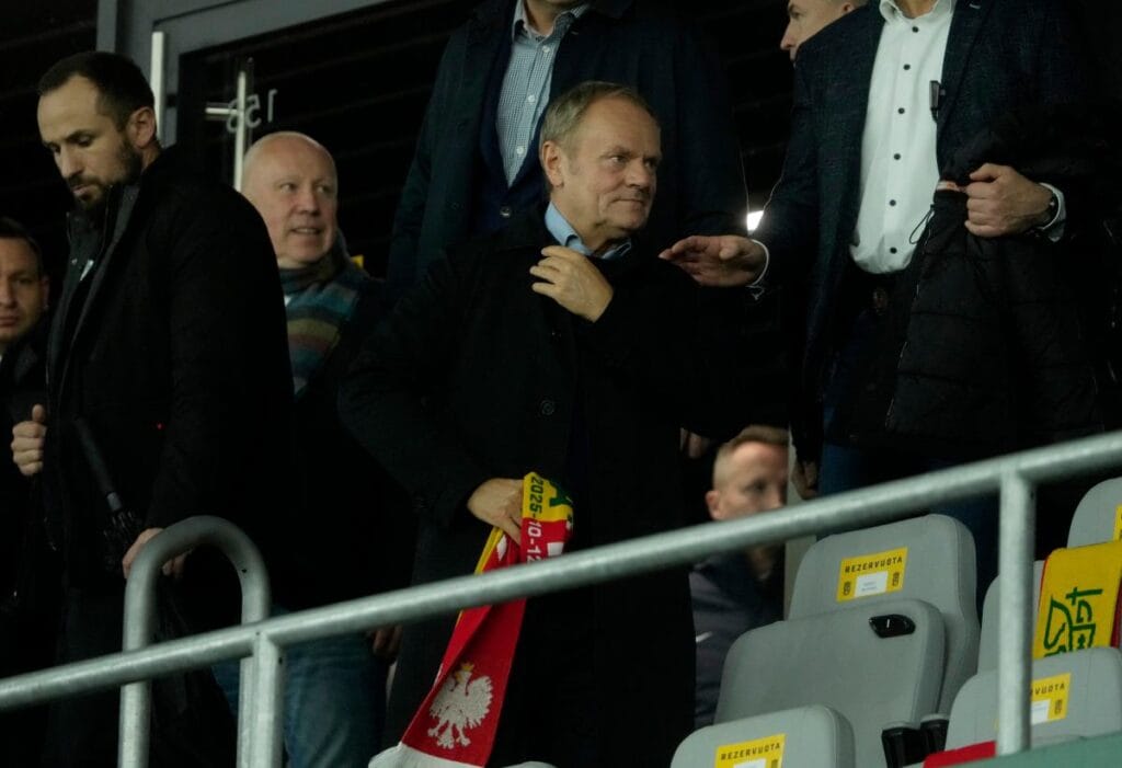 polonyali taraftarlar tusk a hakaret etti spor bakani ndan sert tepki 16790