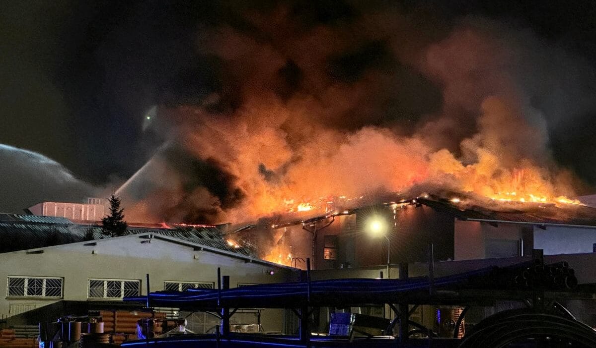 Poznan da bir alisveris merkezinde cikan yanginla ilgili yeni bilgiler butun papaganlar yandi nedeni aciklandi 16829