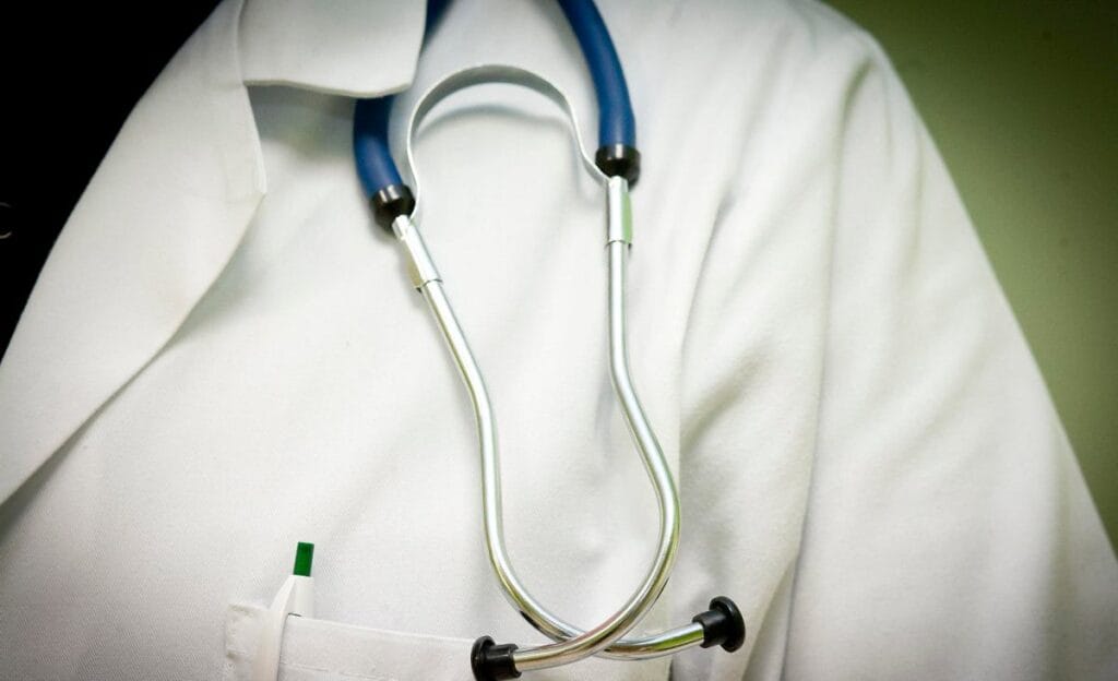 poznan hastanesinde polis ordinator kelepceli olarak goturuldu savcilik ayrintilari acikladi 15348