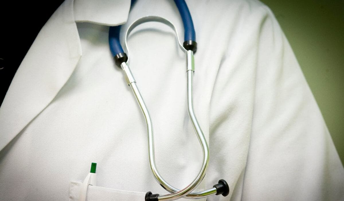 Poznan hastanesinde polis ordinator kelepceli olarak goturuldu savcilik ayrintilari acikladi 15348