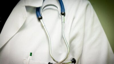 Poznan hastanesinde polis ordinator kelepceli olarak goturuldu savcilik ayrintilari acikladi 15348