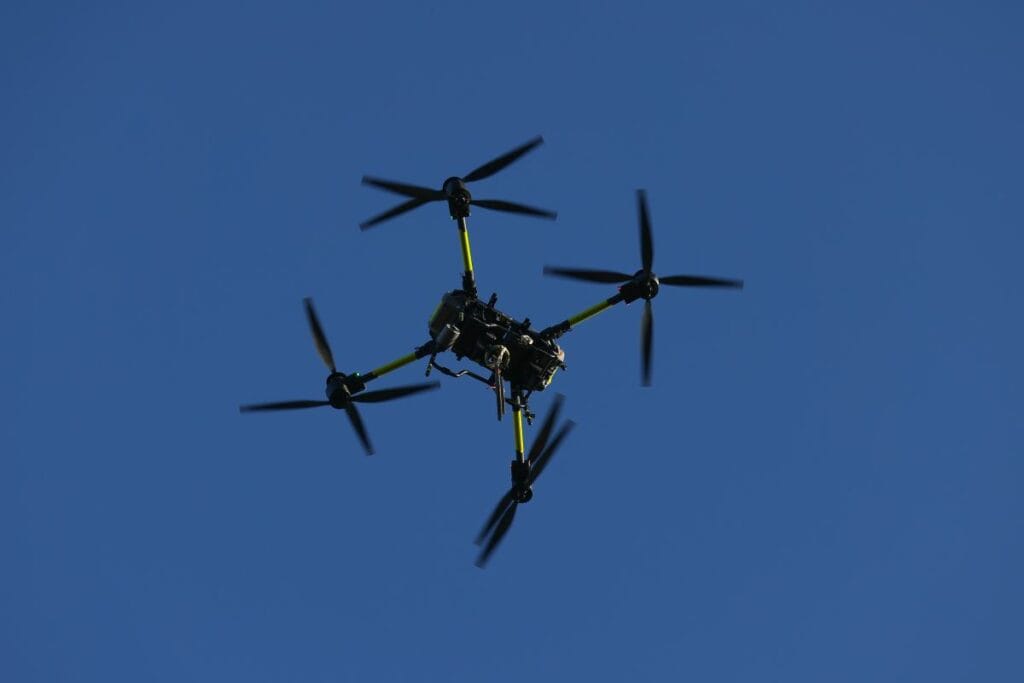 prag havaalaninda alarm hizmetler yaklasan bir drone surusu hakkinda bildirim aldi 14892