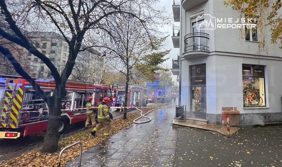 Pulawska caddesi ndeki bir bodrum katinda yangin suruculer icin zorluklar 19854