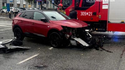 Pulawska caddesinde zorunlu oncelik toyota ve opel arasinda carpisma 18006