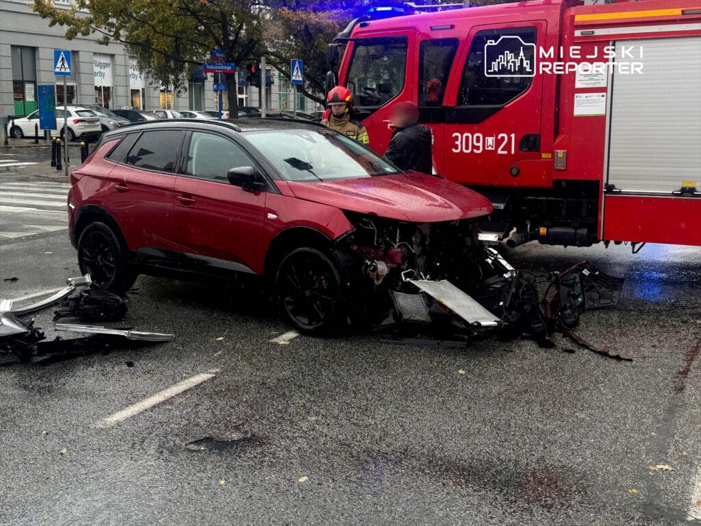 pulawska caddesinde zorunlu oncelik toyota ve opel arasinda carpisma 18006
