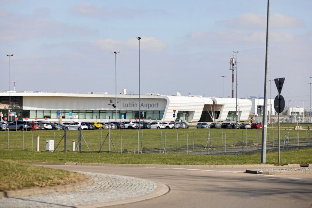 radom ve lublin havalimanlari gecici olarak kapatildi askeri harekatin nedeni 20133