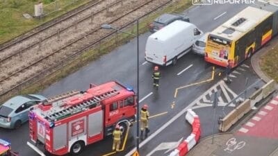 Renault otobus ve otobus arasinda sikisti grojecka caddesi nde trafik sikisikligi 15396