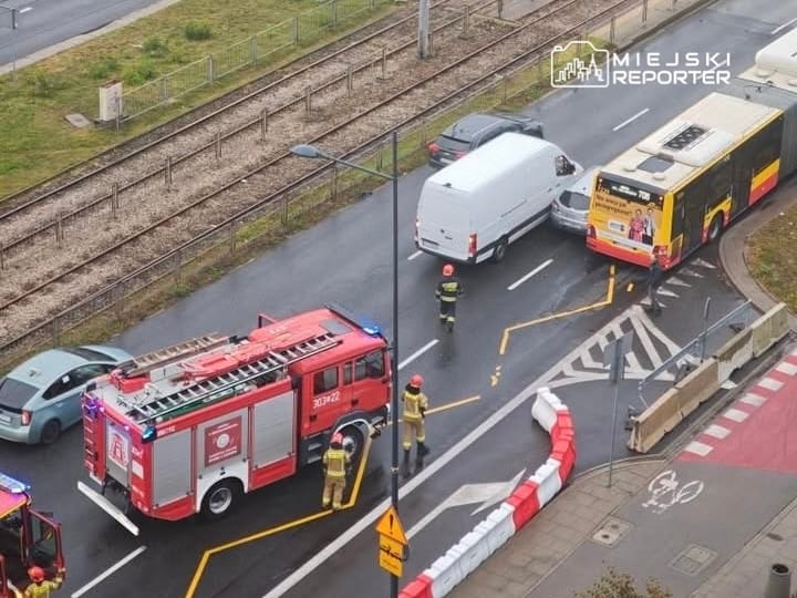 Renault otobüs ve otobüs arasında sıkıştı. Grojecka caddesi'nde trafik sıkışıklığı 1 Renault otobus ve otobus arasinda sikisti grojecka caddesi nde trafik sikisikligi 15396