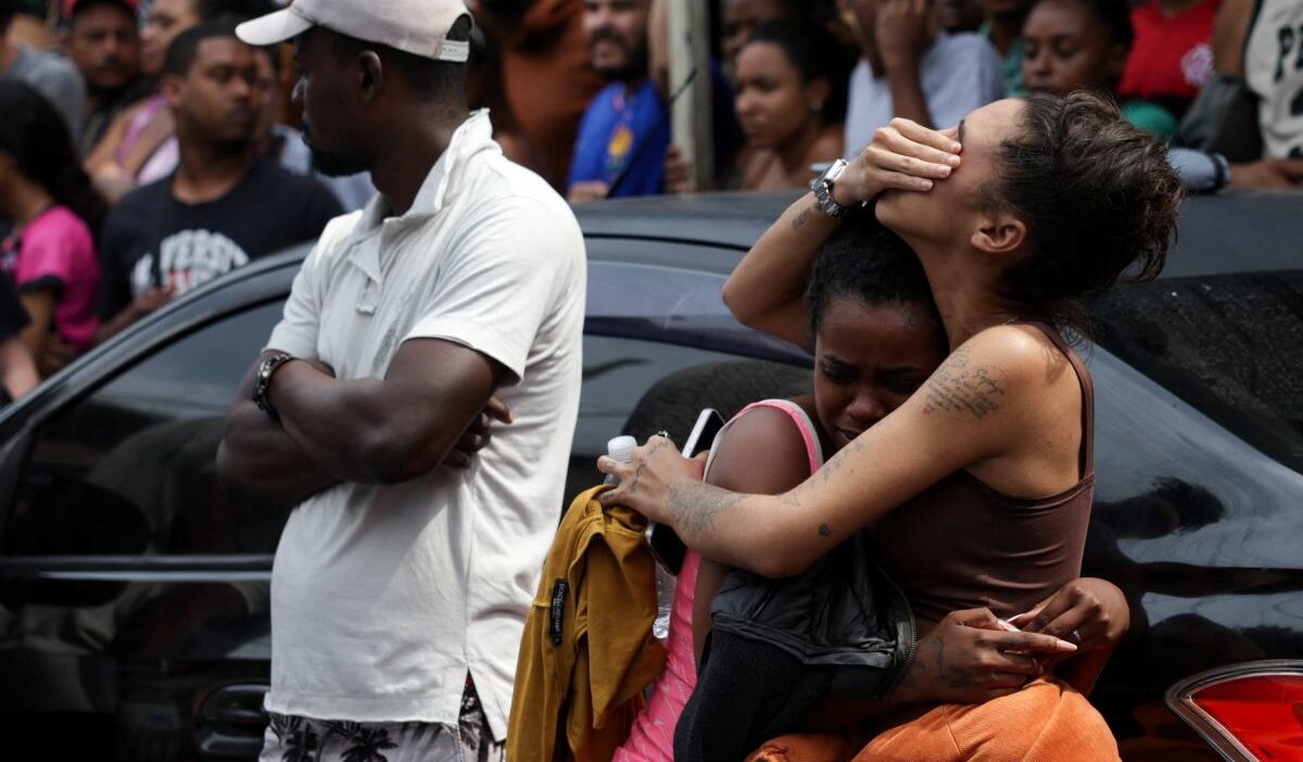 Rio caddesinde uzun bir ceset sirasi en az 132 kisi hayatini kaybetti bu en kanli polis operasyonuydu 20039