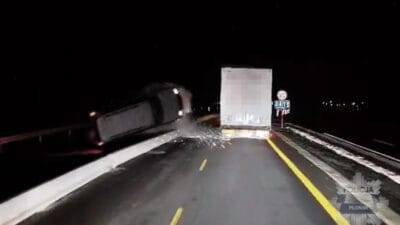 S7 de 5 arac carpisti araclardan birinin tavani coktu her sey bir arac kamerasina kaydedildi vi deo 17703