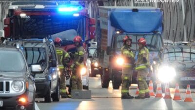 S8 de bariyerlere carpti ve minibus devrildi marek yonunde engeller var sarhos surucu 17297