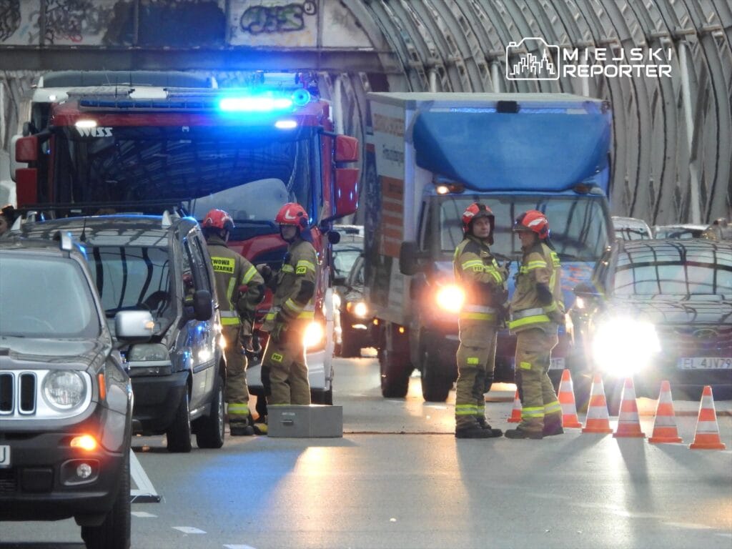 s8 de bariyerlere carpti ve minibus devrildi marek yonunde engeller var sarhos surucu 17297