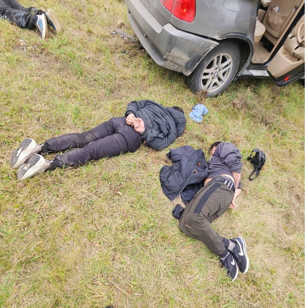 s8 de bwm kovalamacasi kacak gocmenleri kacirma girisimi engellendi aracta moldova vatandaslari ve afganlar da dahil olmak uzere 7 kisi vardi vi deo 18596