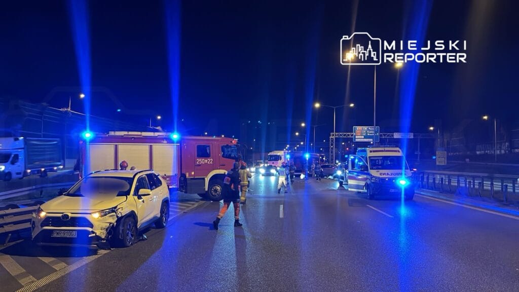 S8 de uc binek arac arasinda carpisma i ki serit trafige kapatildi 18962