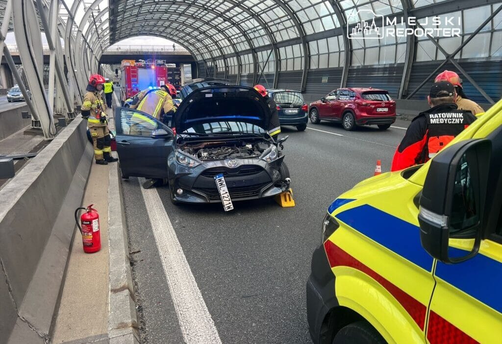 S8 deki bir serit degisimi bir arabanin itilmesiyle sona erdi i tfaiye saglik gorevlileri ve polis olay yerinde 15210