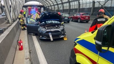 S8'deki bir şerit değişimi, bir arabanın itilmesiyle sona erdi. İtfaiye, sağlık görevlileri ve polis olay yerinde 3 S8 deki bir serit degisimi bir arabanin itilmesiyle sona erdi i tfaiye saglik gorevlileri ve polis olay yerinde 15210