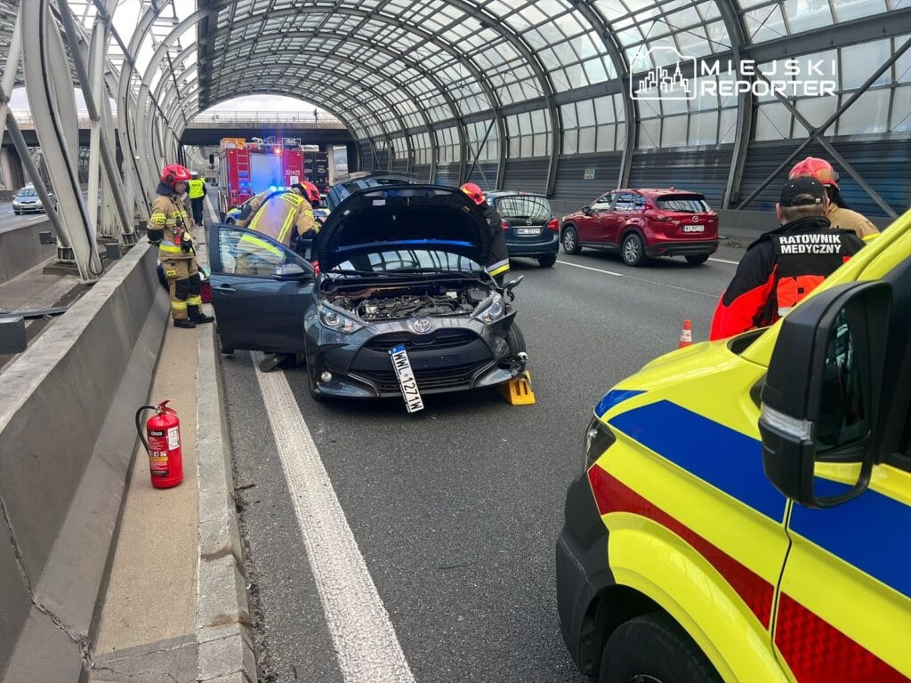 s8 deki bir serit degisimi bir arabanin itilmesiyle sona erdi i tfaiye saglik gorevlileri ve polis olay yerinde 15210