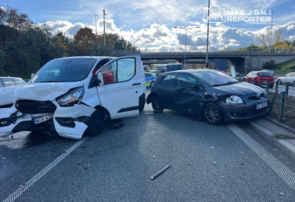 S8 uzerinde bir otobus ile bir binek aracin carpismasi sonucu iki serit trafige kapandi birkac kilometrelik trafik sikisikligi 16862