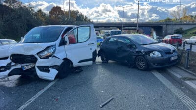 S8 uzerinde bir otobus ile bir binek aracin carpismasi sonucu iki serit trafige kapandi birkac kilometrelik trafik sikisikligi 17003