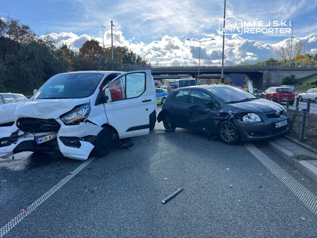 s8 uzerinde bir otobus ile bir binek aracin carpismasi sonucu iki serit trafige kapandi birkac kilometrelik trafik sikisikligi 17003