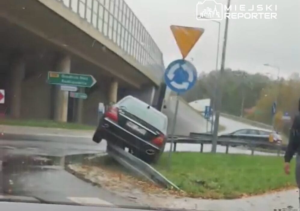 S8 yolunun disinda bir mercedes kullaniyordu bariyerlere tutunuyordu 17913