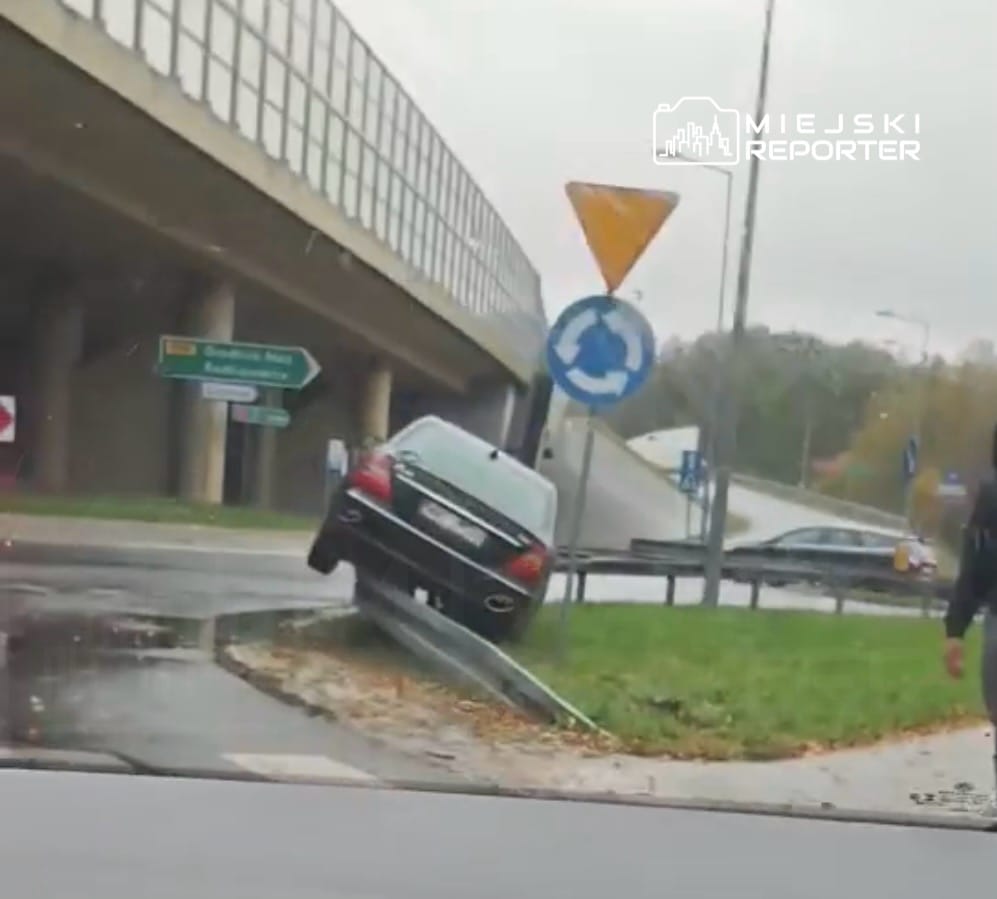 s8 yolunun disinda bir mercedes kullaniyordu bariyerlere tutunuyordu 17913