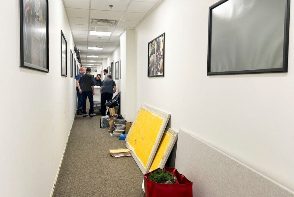 saat 16 00 da basladi gazeteciler cantalarini toplayip pentagon dan ayrildilar 17396