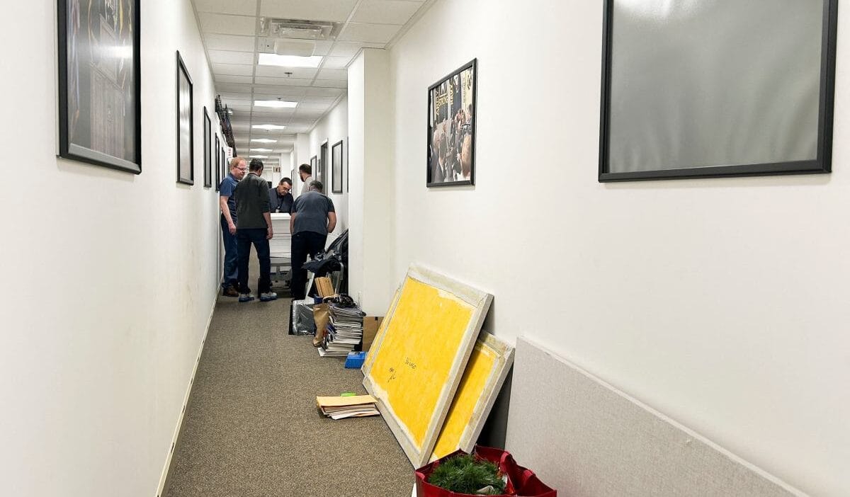 Saat 16 00 da basladi gazeteciler cantalarini toplayip pentagon dan ayrildilar 17396