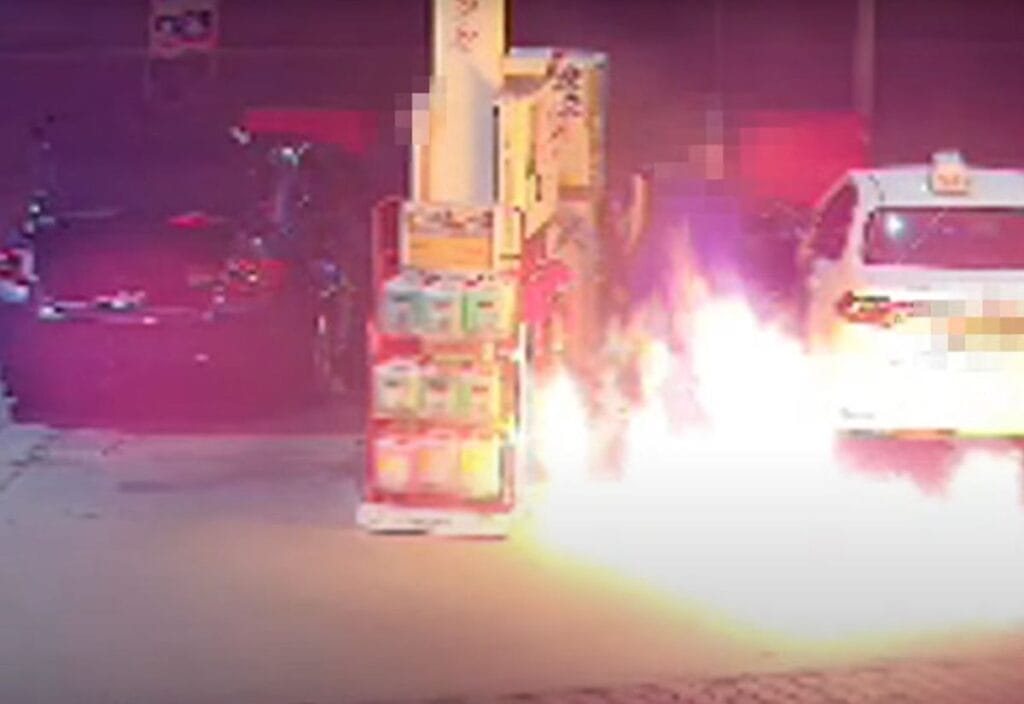 sabahlikli bir adam bir istasyona benzin dokerek atese verdi ve arabayla uzaklasti goruntuler var 14742