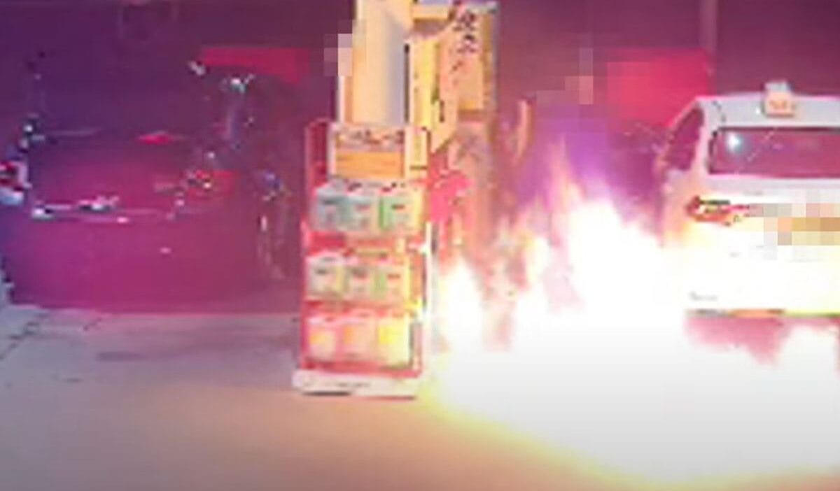 Sabahlikli bir adam bir istasyona benzin dokerek atese verdi ve arabayla uzaklasti goruntuler var 14742