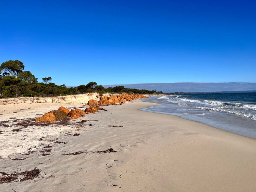 sahilde sira disi bir buluntu sanki mezarin otesinden elini uzatmis gibi 20202