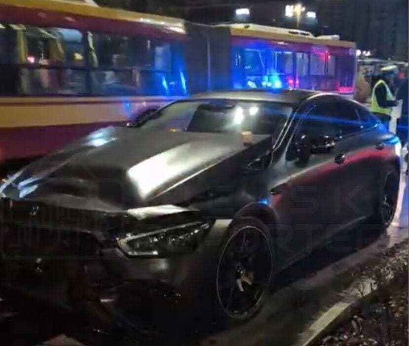 Sarhos ukraynali bir milyon zloti degerindeki mercedes ile varsova nin merkezinde bir yolcu tasima aracina carpti 18225