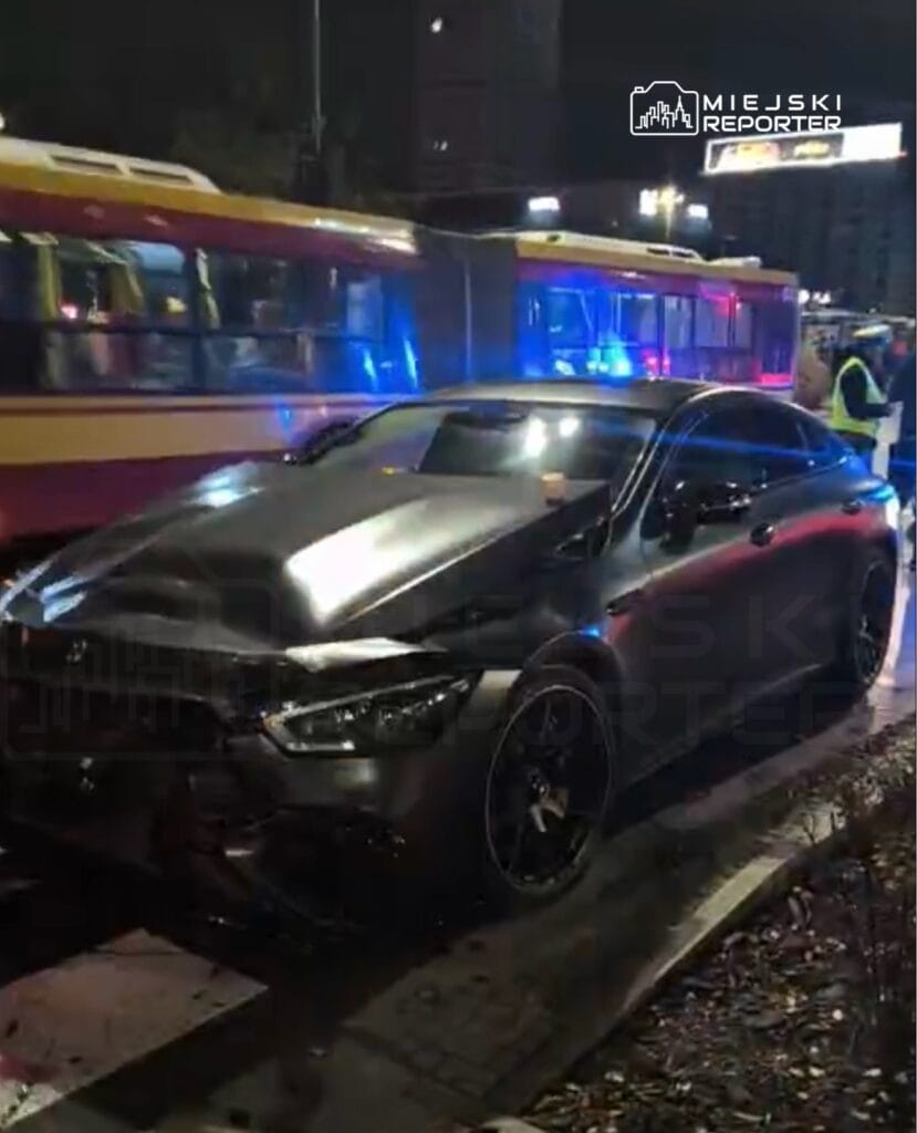 sarhos ukraynali bir milyon zloti degerindeki mercedes ile varsova nin merkezinde bir yolcu tasima aracina carpti 18225