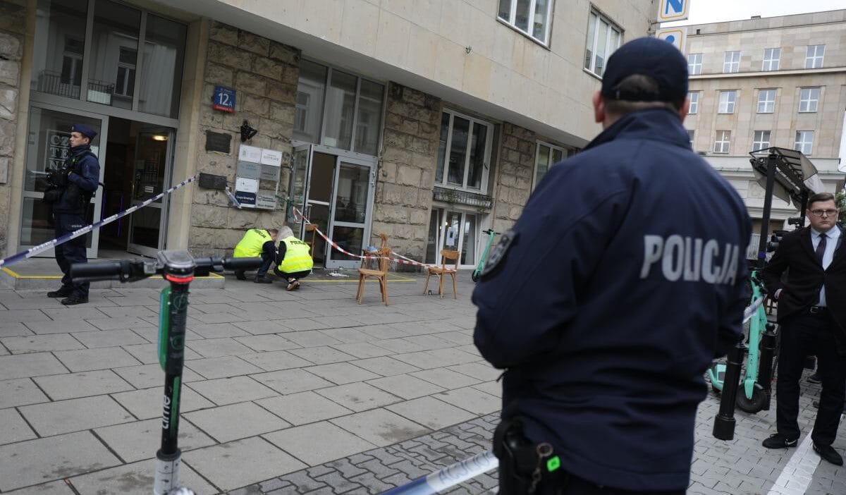 Savcilik ofisine saldiri polis 44 yasinda bir adami gozaltina aldi bir duyuru yapildi 18162