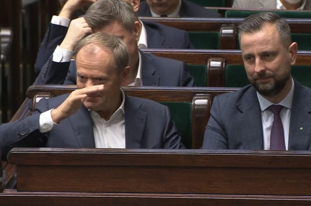 sejm deki sahneler tusk bir hukuk ve adalet milletvekilinin sozlerine boyle tepki verdi her sey kameraya yakalandi 17718