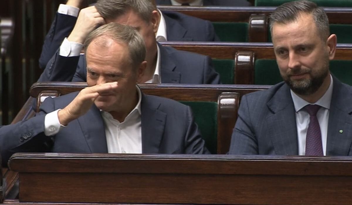 Sejm deki sahneler tusk bir hukuk ve adalet milletvekilinin sozlerine boyle tepki verdi her sey kameraya yakalandi 17718