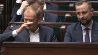 Sejm deki sahneler tusk bir hukuk ve adalet milletvekilinin sozlerine boyle tepki verdi her sey kameraya yakalandi 17718