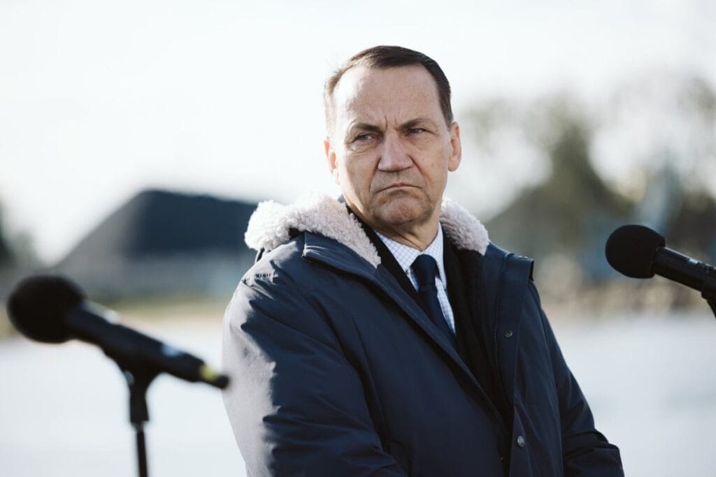 sikorski cenckiewicz i elestirdi baskan in adamina elini vermemesini soyle acikladi 14886