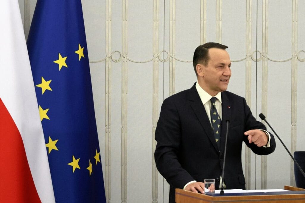 sikorski pis kongresini elestirdi putinist propaganda dogrultusunda 19251