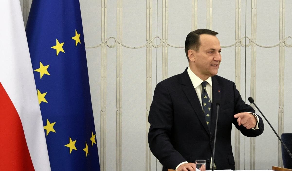 Sikorski pis kongresini elestirdi putinist propaganda dogrultusunda 19251