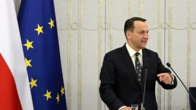 Sikorski pis kongresini elestirdi putinist propaganda dogrultusunda 19251