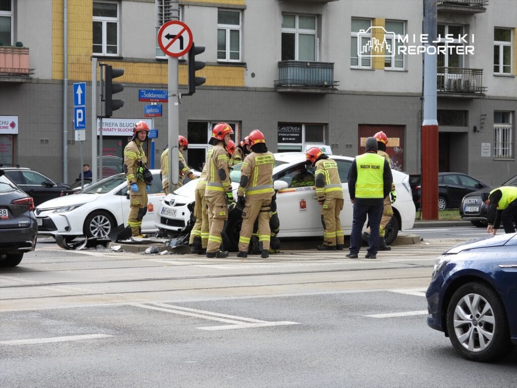 solidarno ci caddesi ndeki carpisma prag yonune giden tramvaylari engelledi 15183