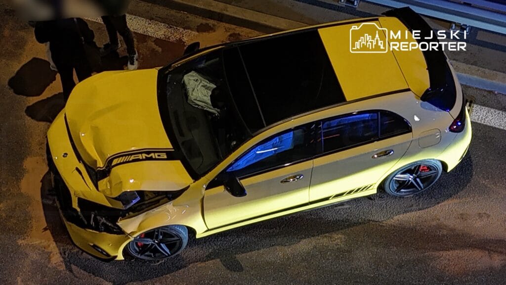 Sportif sari bir mercedes lazienki koprusu nde kaza yapti 24 yasindaki surucu agir bir para cezasi aldi 18264