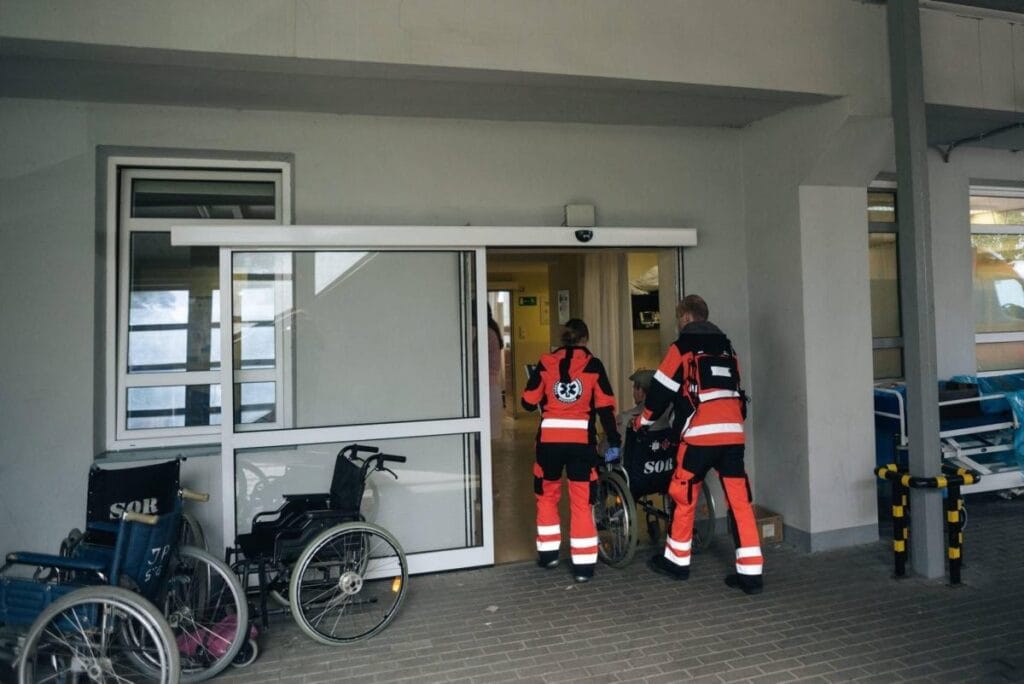 sucha beskidzka bir hasta hemsireye saldirdi kafasini yere carpti 15132