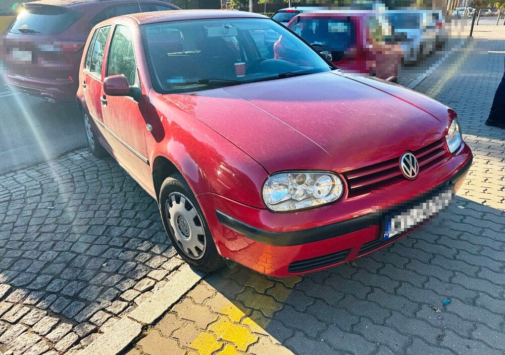 Surucu mahkeme yasaklarina ragmen araci kullaniyordu uyusturucu etkisi altindaydi ve bagajda genc bir kadin tasiyordu 15477