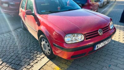 Surucu mahkeme yasaklarina ragmen araci kullaniyordu uyusturucu etkisi altindaydi ve bagajda genc bir kadin tasiyordu 15477