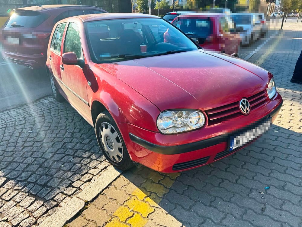 surucu mahkeme yasaklarina ragmen araci kullaniyordu uyusturucu etkisi altindaydi ve bagajda genc bir kadin tasiyordu 15477